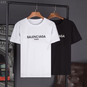 超レアな入手困難品　バレンシアガ コピーBALENCIAGA半袖tシャツスーパーコピー　フロントロゴ付き黒白2色　カジュアルな雰囲気あふれる