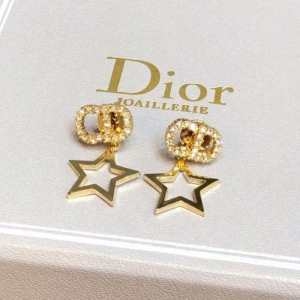Dior レディース イヤリング ナチュラルな着こなしを上品に彩るアイテム ディオール スーパーコピー ゴールド ロゴ 日常 セール