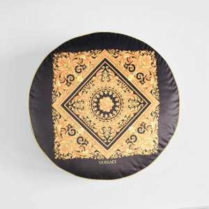 2019年秋冬コレクションを展開中 秋冬の気分溢れるアイテム ヴェルサーチVERSACE 枕を抱く