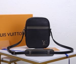 ユニークなキレイめを放つ新作 Louis Vuitton ルイ ヴィトン ショルダーバッグ コピー メンズ 大容量 通勤通学 日常 最低価格