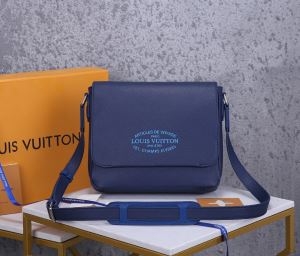 ルイヴィトン ショルダーバッグ 人気 シックさをぐっと引き上げ ブルー Louis Vuitton メンズ コピー ブランド 最高品質