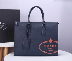 プラダ ビジネスバッグ スーパーコピー トレンド感を醸し出す大本命 PRADA メンズ ブラック ロゴ カジュアル 限定品 安価