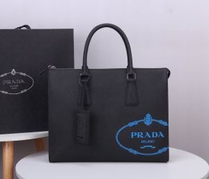 プラダ ビジネスバッグ メンズ 高級的なコーデを演出 PRA...