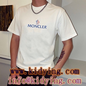 Moncler モンクレール フロント中央にシンプルなプリント 丸首半袖ｔシャツ偽物 100％コットン